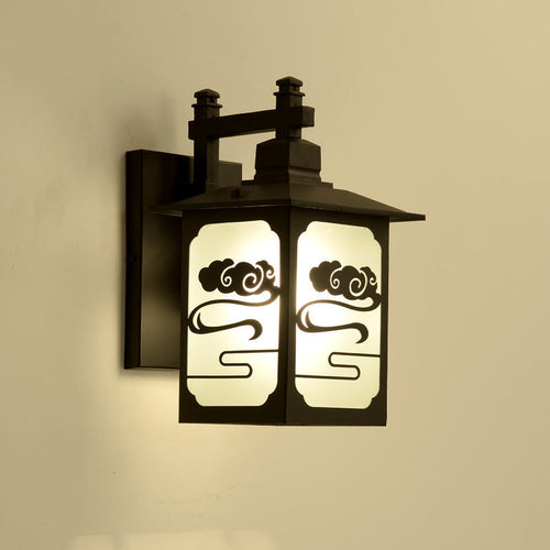 Traditional exterior weatherproof garden light